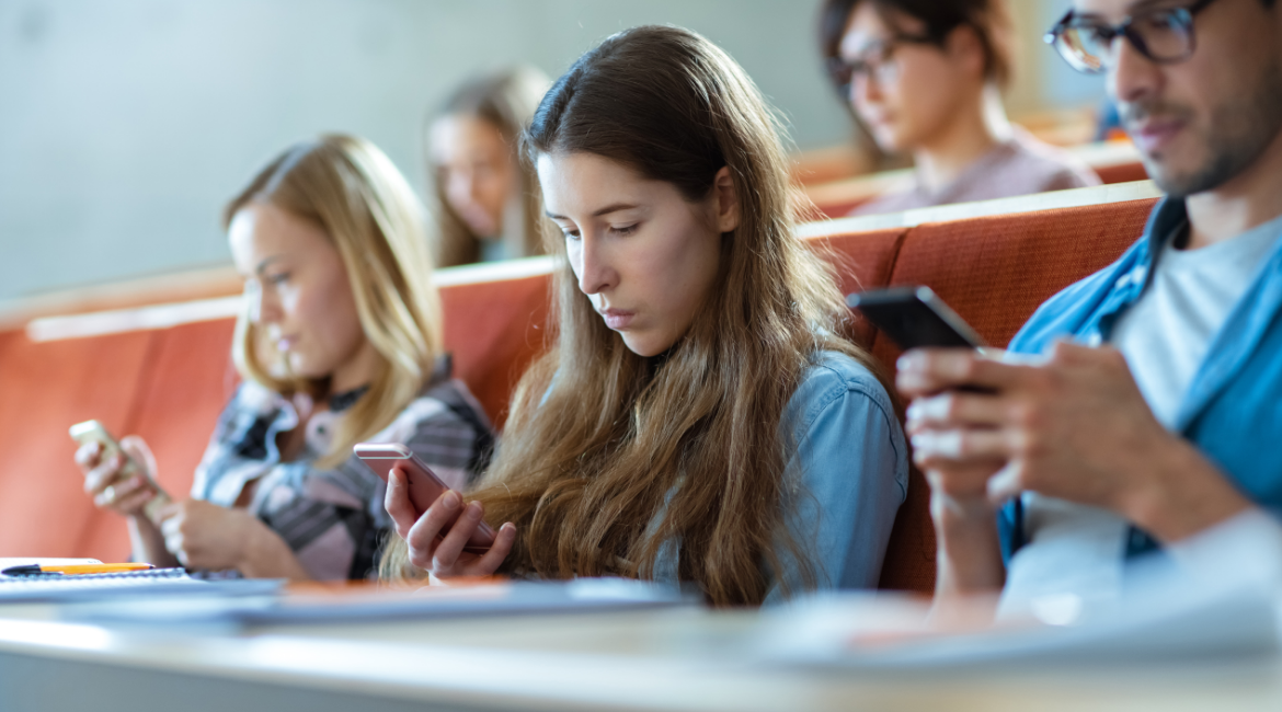 student_smartphones.png